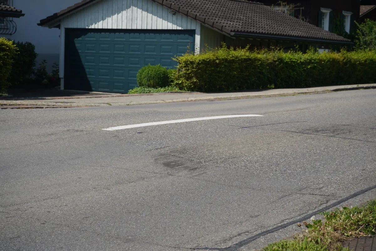 Eine Strasse mit Bodenwellen.